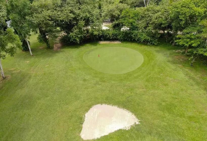 ホテル Roaring River Golf & Accommodations