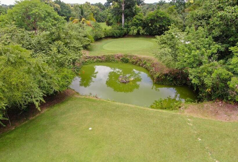 ホテル Roaring River Golf & Accommodations