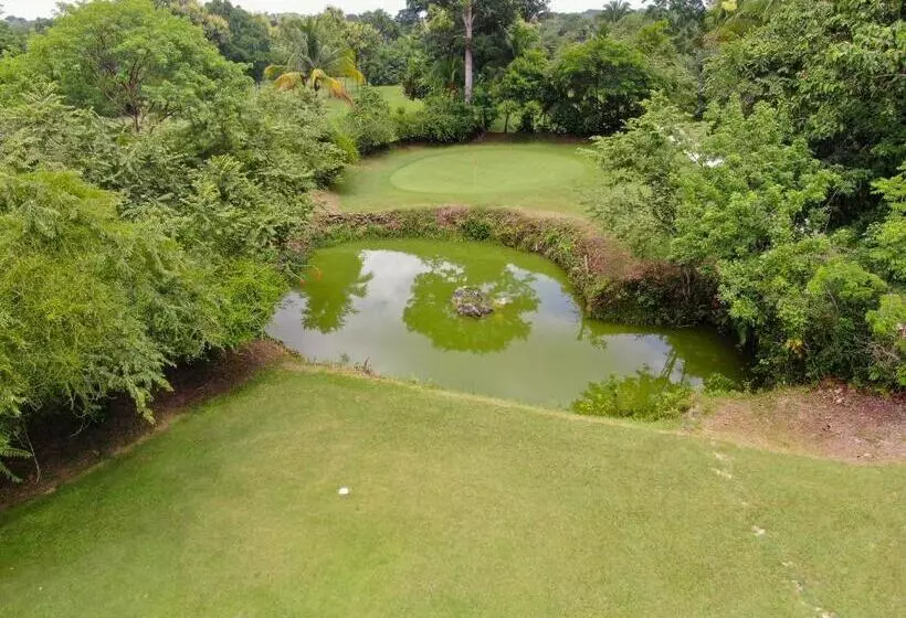 ホテル Roaring River Golf & Accommodations