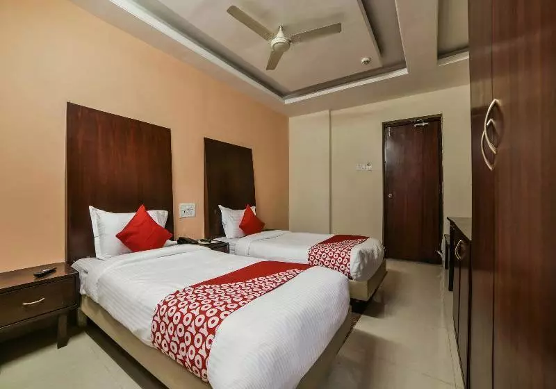 Oyo 16061 Hotel Holly Hock