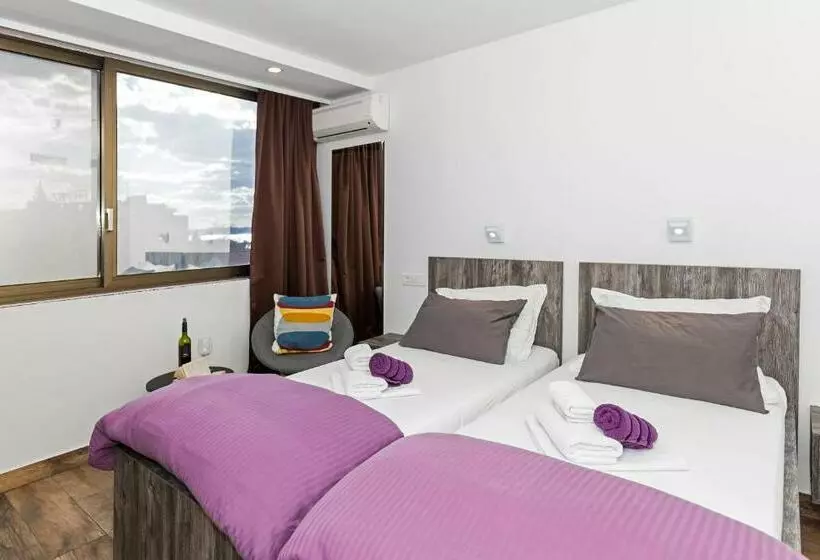 Pensió Apinelo Tower Rooms