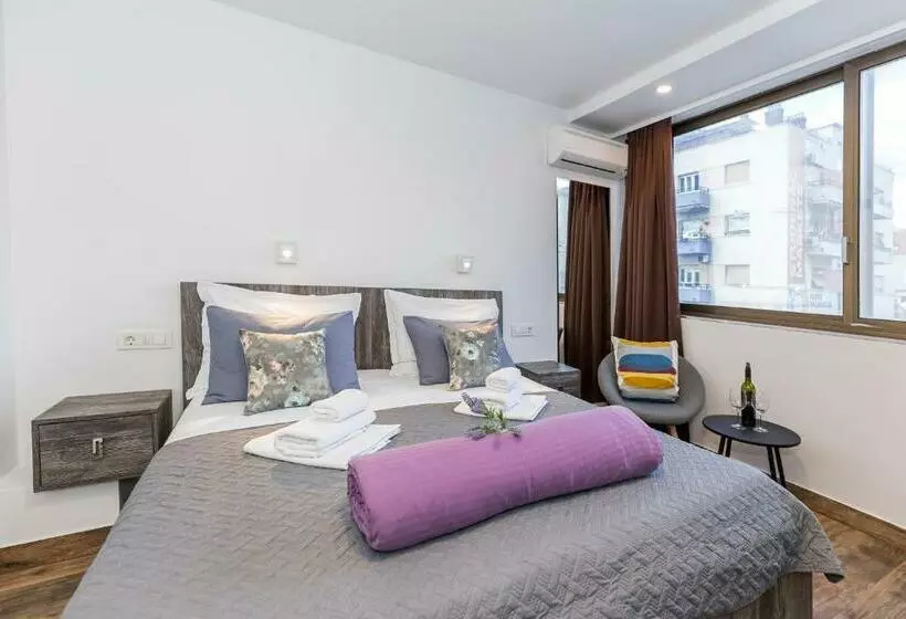 Pensió Apinelo Tower Rooms