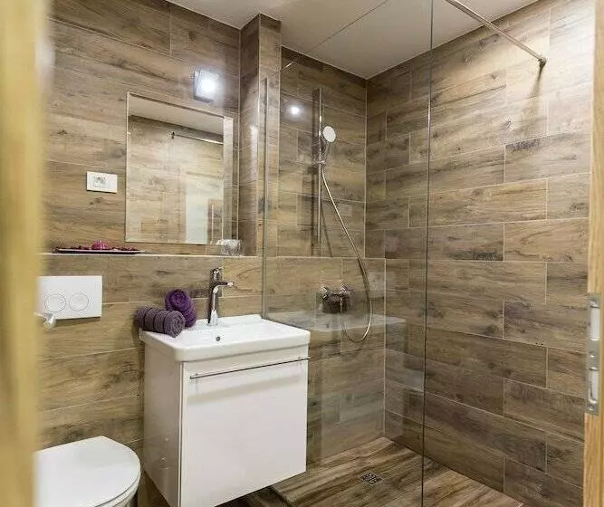 Pensió Apinelo Tower Rooms