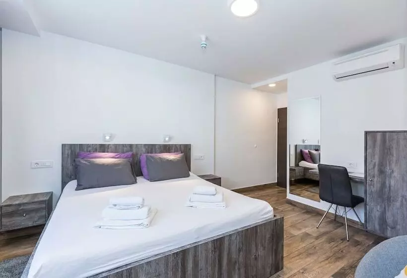 Pensió Apinelo Tower Rooms