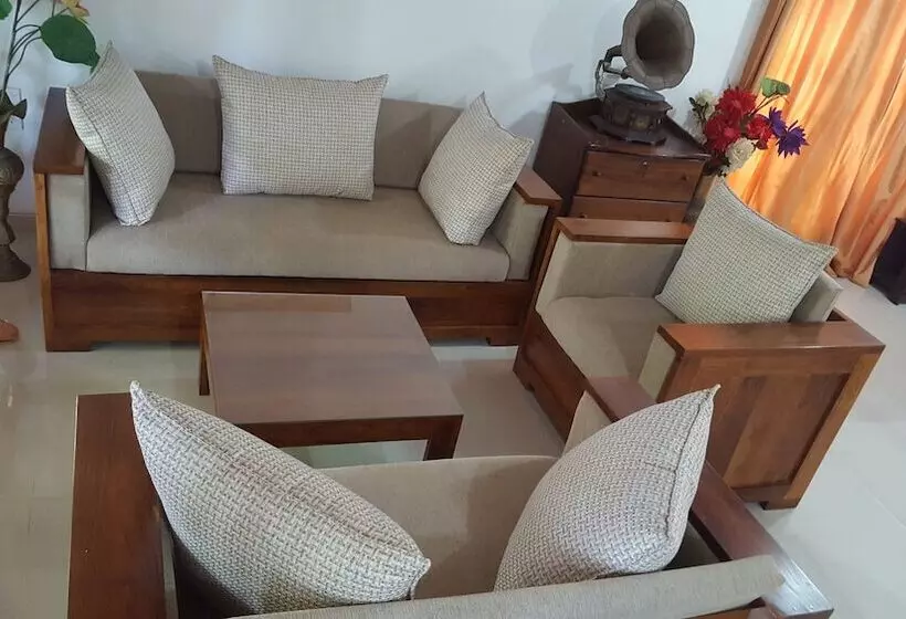 تختخواب و صبحانه Kavindi Villa Aluthgama