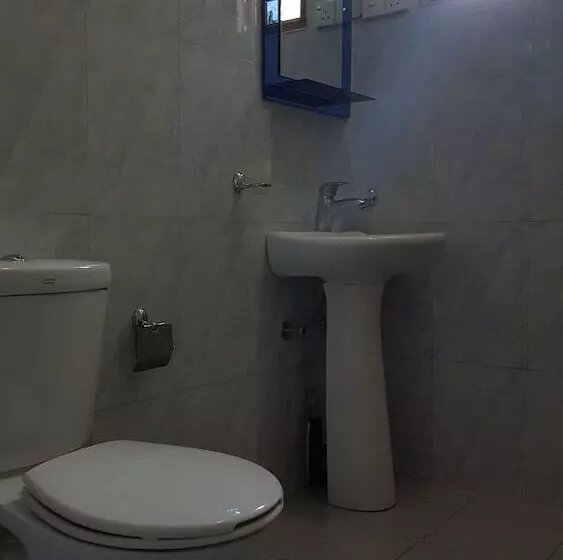 تختخواب و صبحانه Kavindi Villa Aluthgama