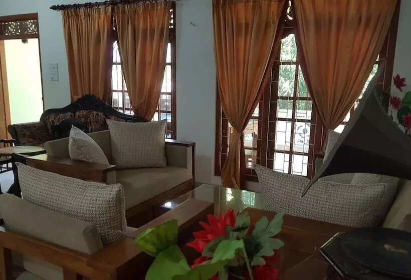 تختخواب و صبحانه Kavindi Villa Aluthgama