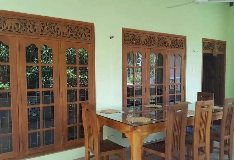 تختخواب و صبحانه Kavindi Villa Aluthgama