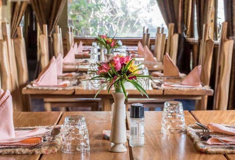 هتل Rhino Watch Safari Lodge