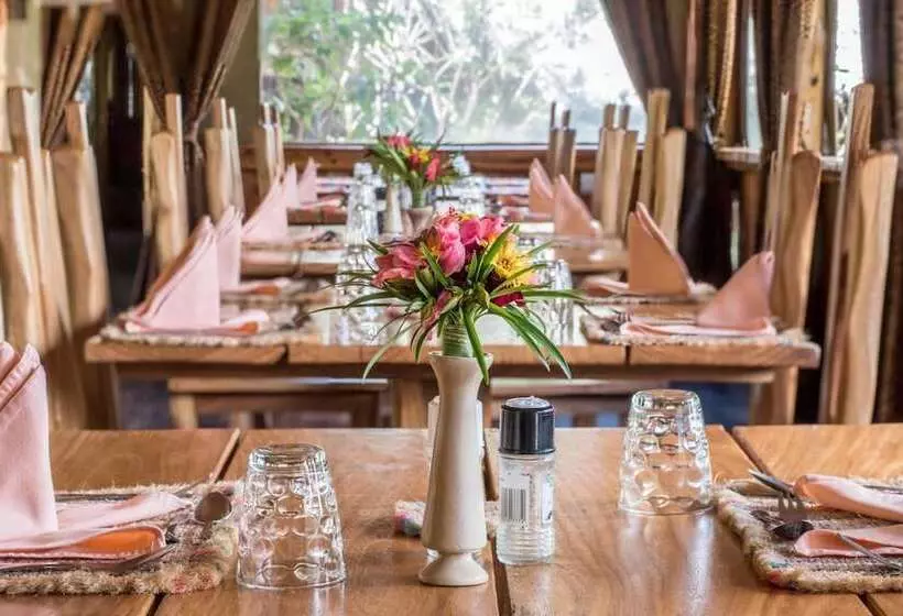 هتل Rhino Watch Safari Lodge