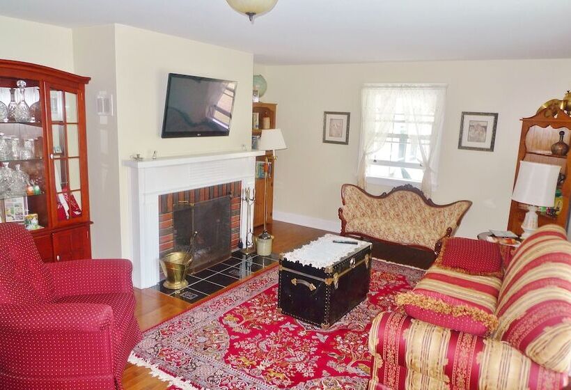 تختخواب و صبحانه Cavendish Breeze Inn