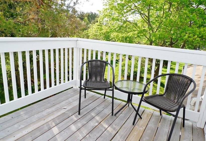 تختخواب و صبحانه Cavendish Breeze Inn