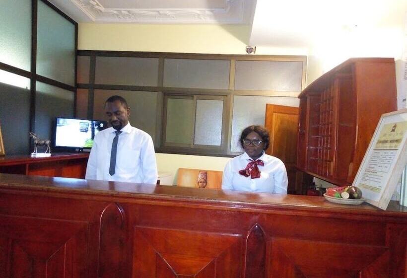 هتل Hôtel Vallée Des Rois