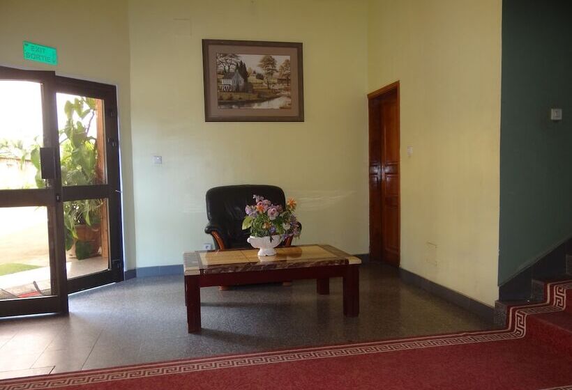 هتل Hôtel Vallée Des Rois