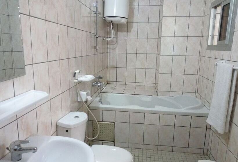 هتل Hôtel Vallée Des Rois