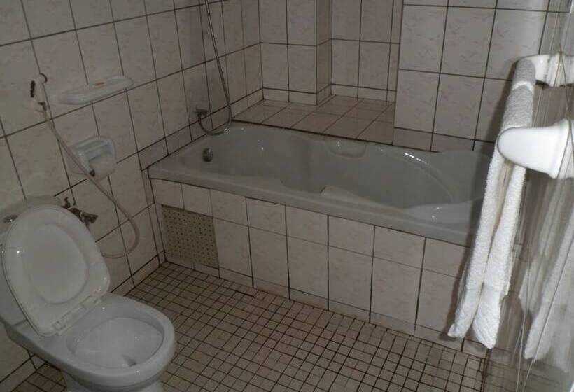 هتل Hôtel Vallée Des Rois