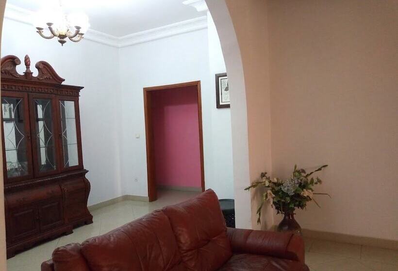 هتل Hôtel Vallée Des Rois