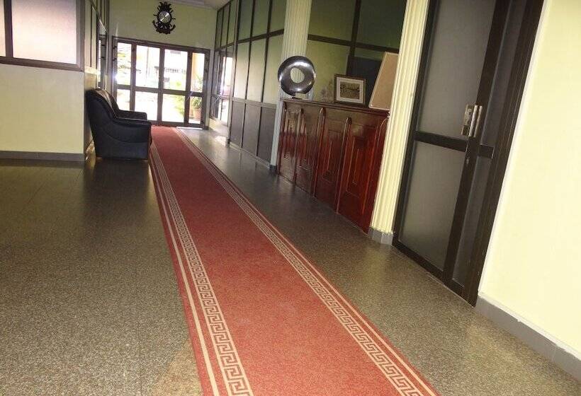 هتل Hôtel Vallée Des Rois