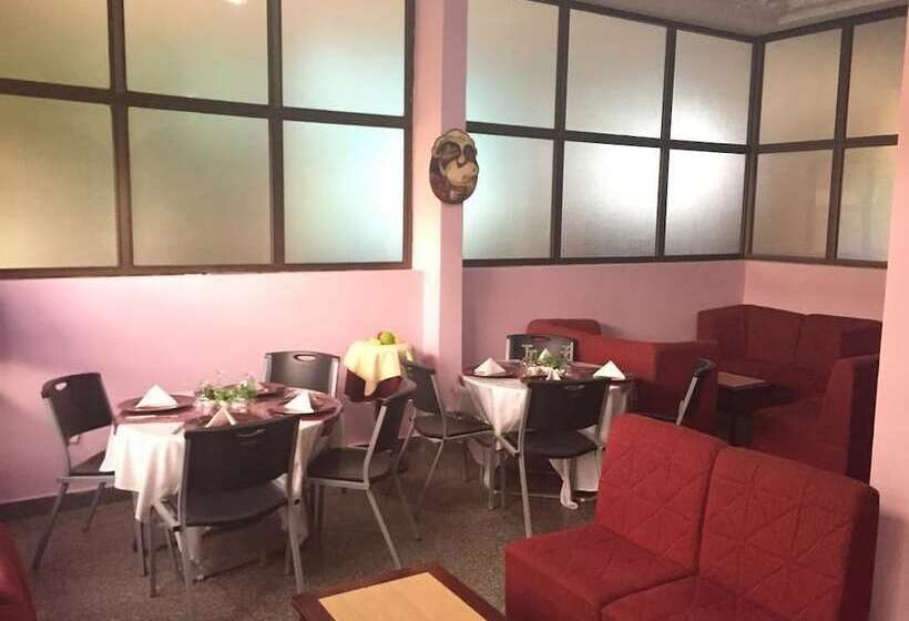 هتل Hôtel Vallée Des Rois