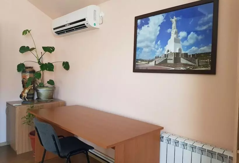 Hostel Well
