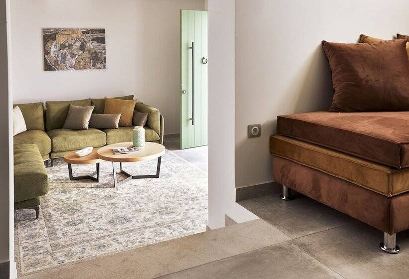 住所  Emgard Suites Kythnos