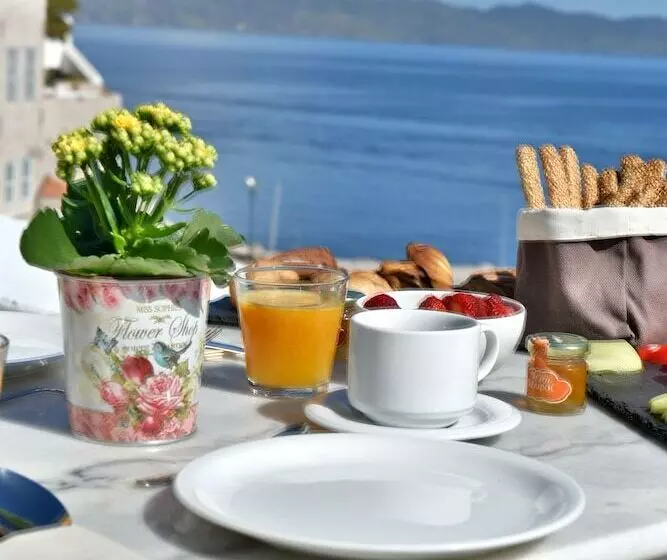 Hotelli Douskos Port House