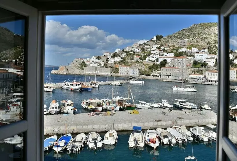 Hotelli Douskos Port House