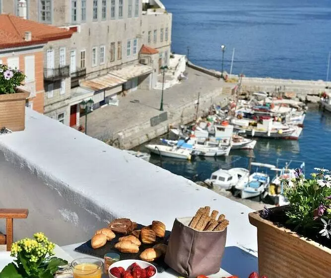 Hotelli Douskos Port House