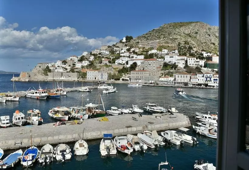 Hotelli Douskos Port House