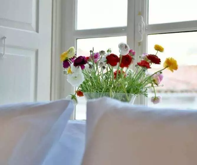 Hotelli Douskos Port House