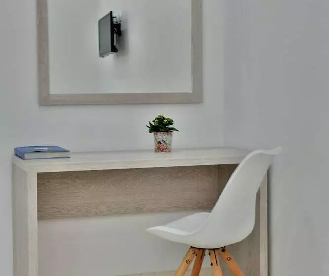 Hotelli Douskos Port House