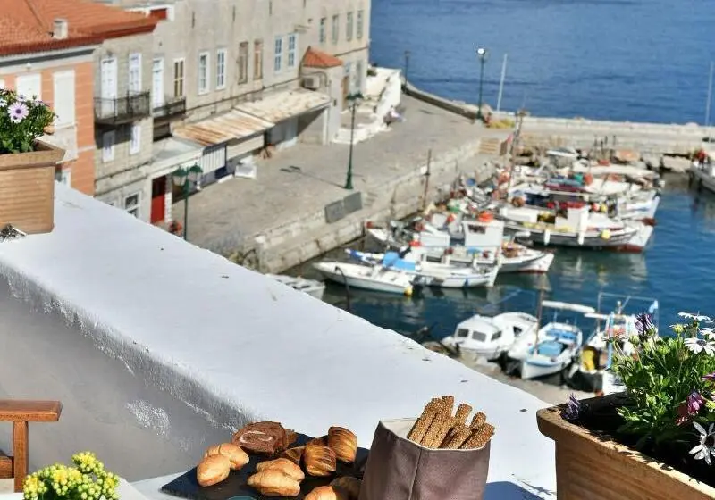 ホテル Douskos Port House