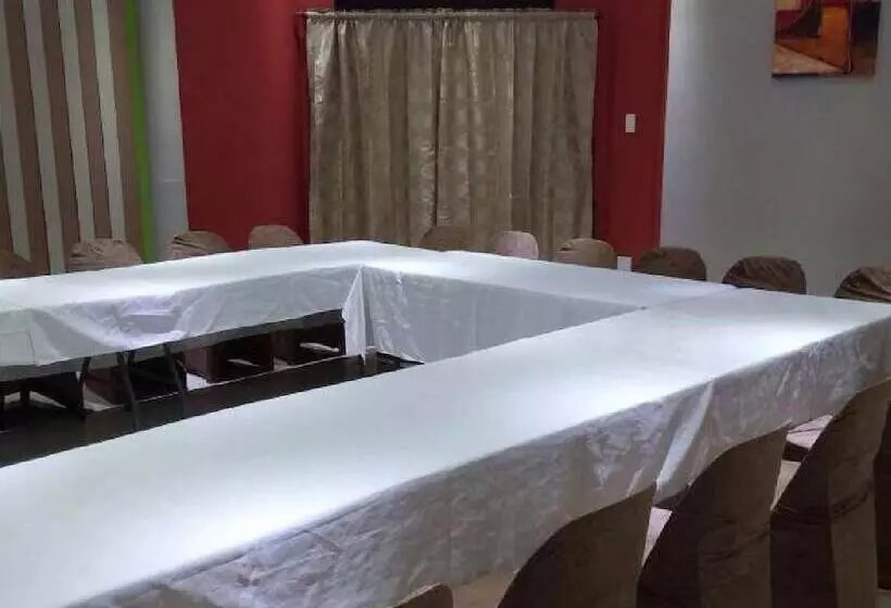 هتل Metro Lodge Beach