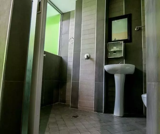 هتل Metro Lodge Beach