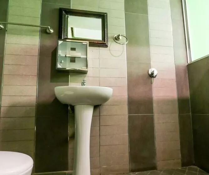 هتل Metro Lodge Beach