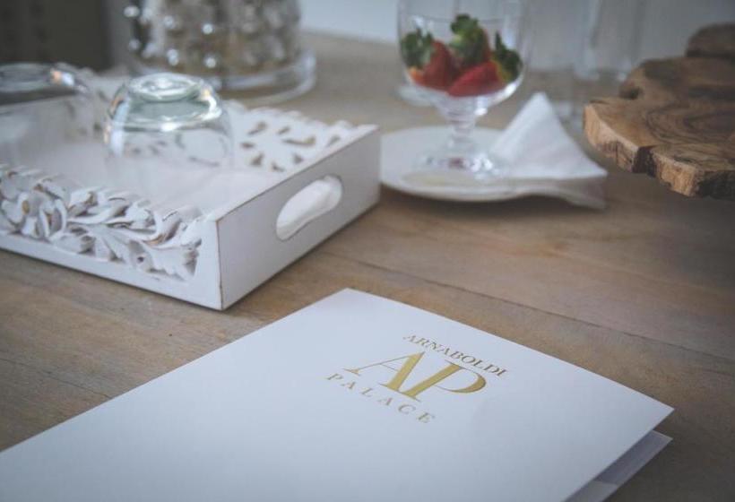 پانسیون Arnaboldi Palace Circolo