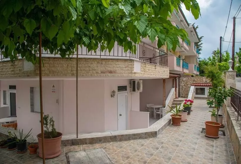 Majatalo Chris Apartments