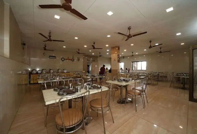 ホテル Gujarat Bhavan