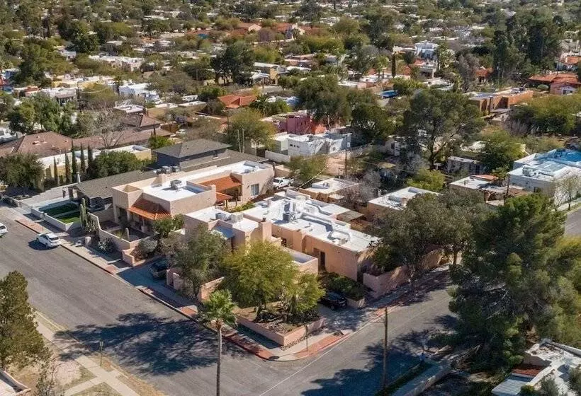 تختخواب و صبحانه Adobe Rose Inn