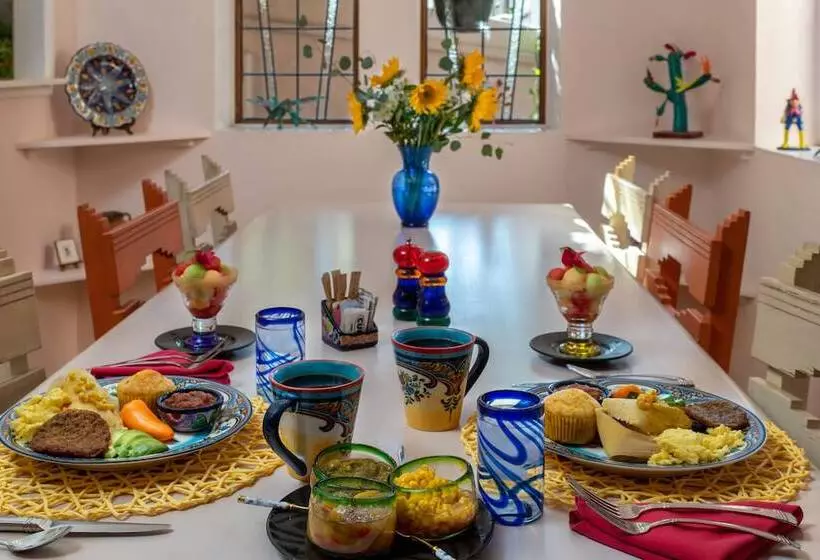 تختخواب و صبحانه Adobe Rose Inn