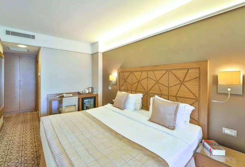 Отель Ramada By Wyndham İstanbul Taksim
