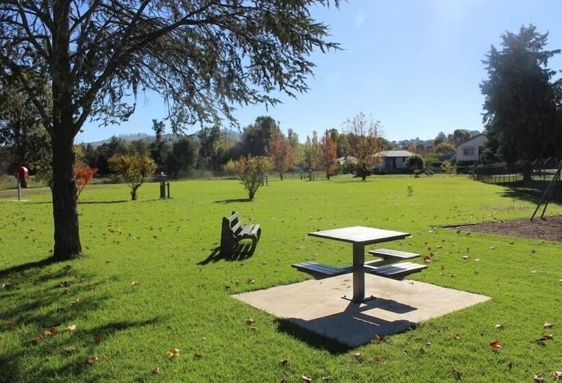 Мотель Gundagai Tourist Suites