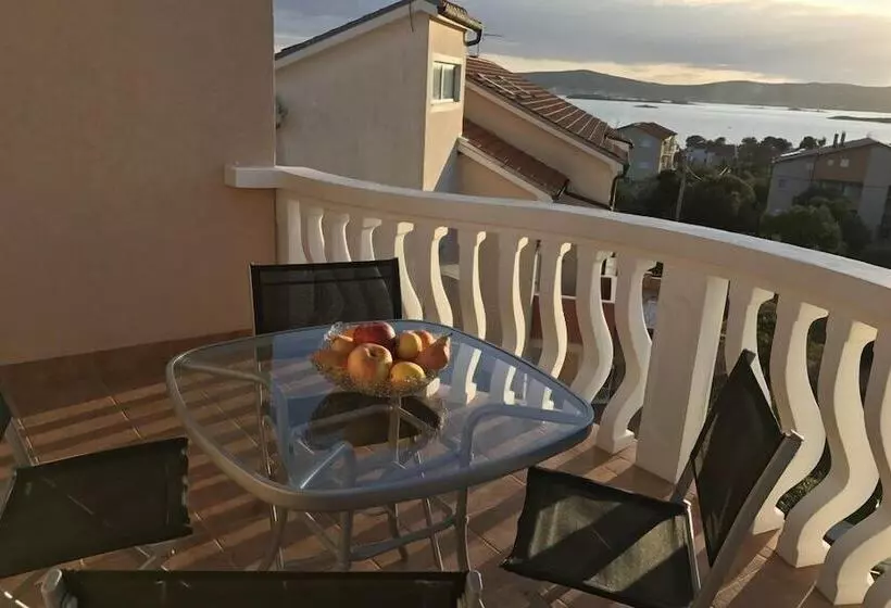 Maretsol Vacation House