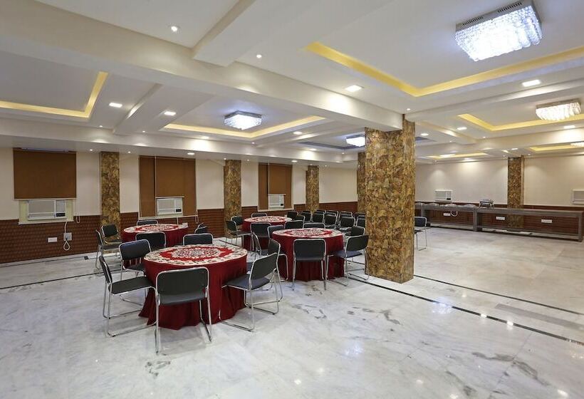 בית מלון כפרי Elevens Inn By Oyo Rooms