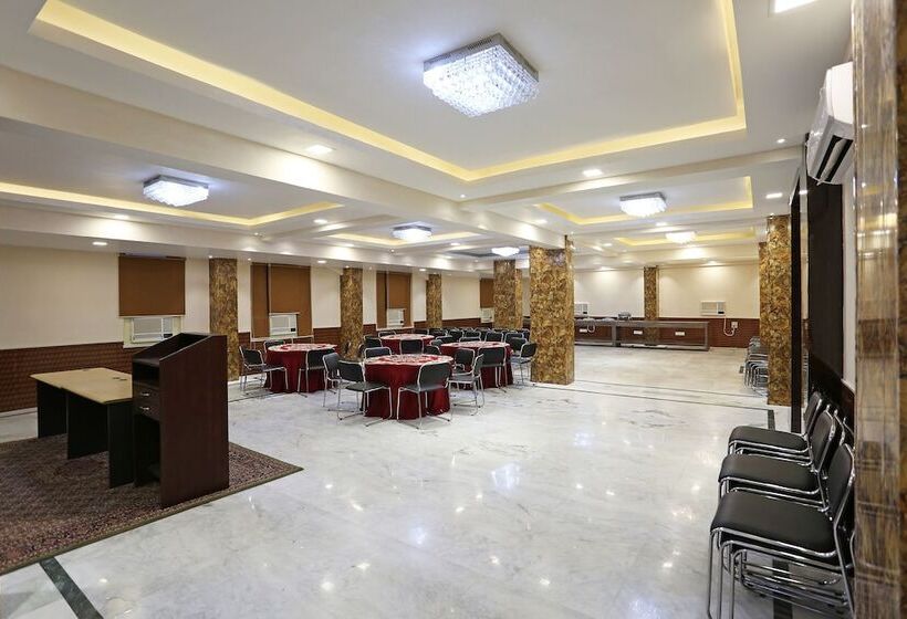 בית מלון כפרי Elevens Inn By Oyo Rooms