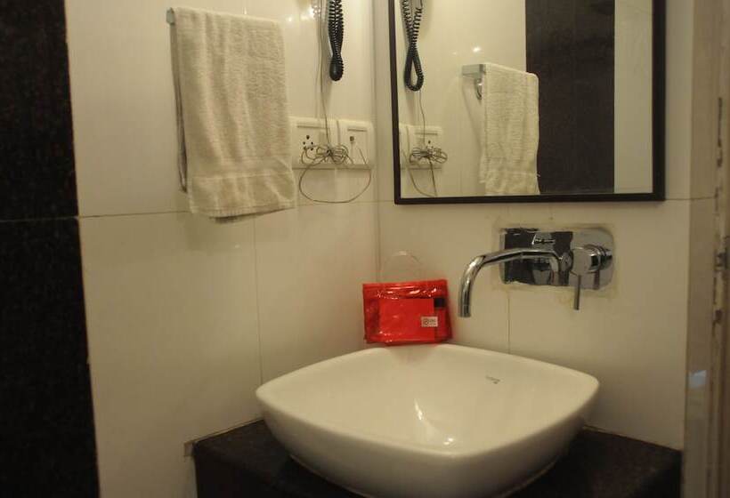 בית מלון כפרי Elevens Inn By Oyo Rooms