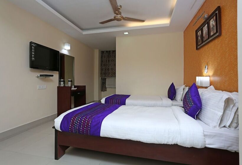 בית מלון כפרי Elevens Inn By Oyo Rooms