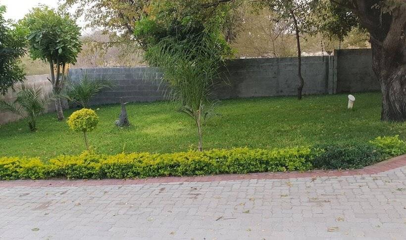 Пансион Maun Executive Inn