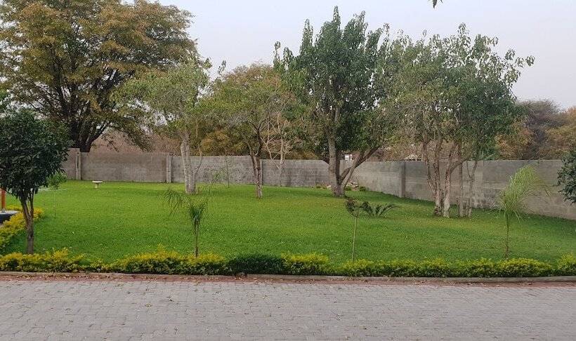 Пансион Maun Executive Inn