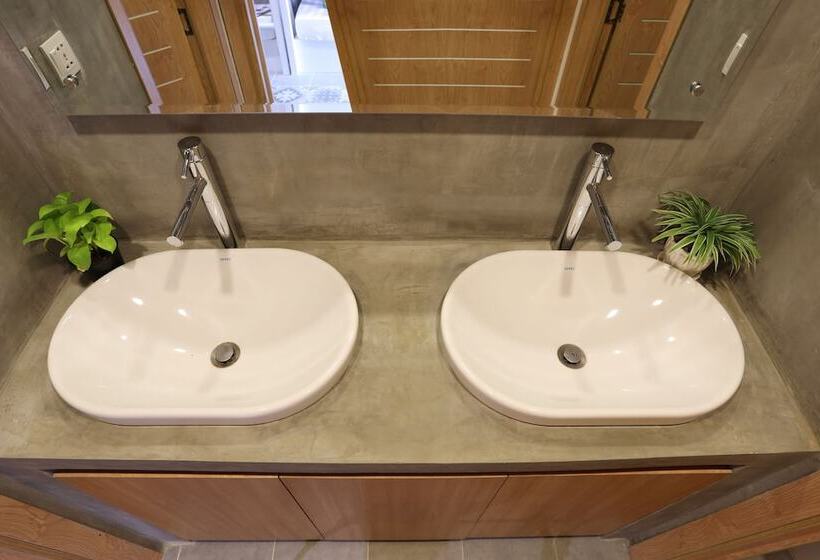 فندق صغير Sky Hotel Central Phnom Penh   Rooms & Apartments